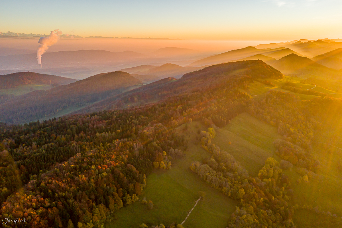 Herbstliche Berglandschaft mit Wäldern und Nebeltälern bei Sonnenaufgang in der Nordwestschweiz – Jan Geerk Fotograf Basel