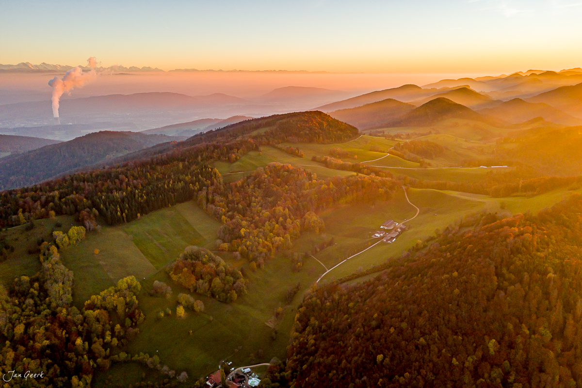 Herbstliche Berglandschaft mit Wäldern und Nebel im Tal, Nordwestschweiz Schweiz – Jan Geerk Fotograf Basel