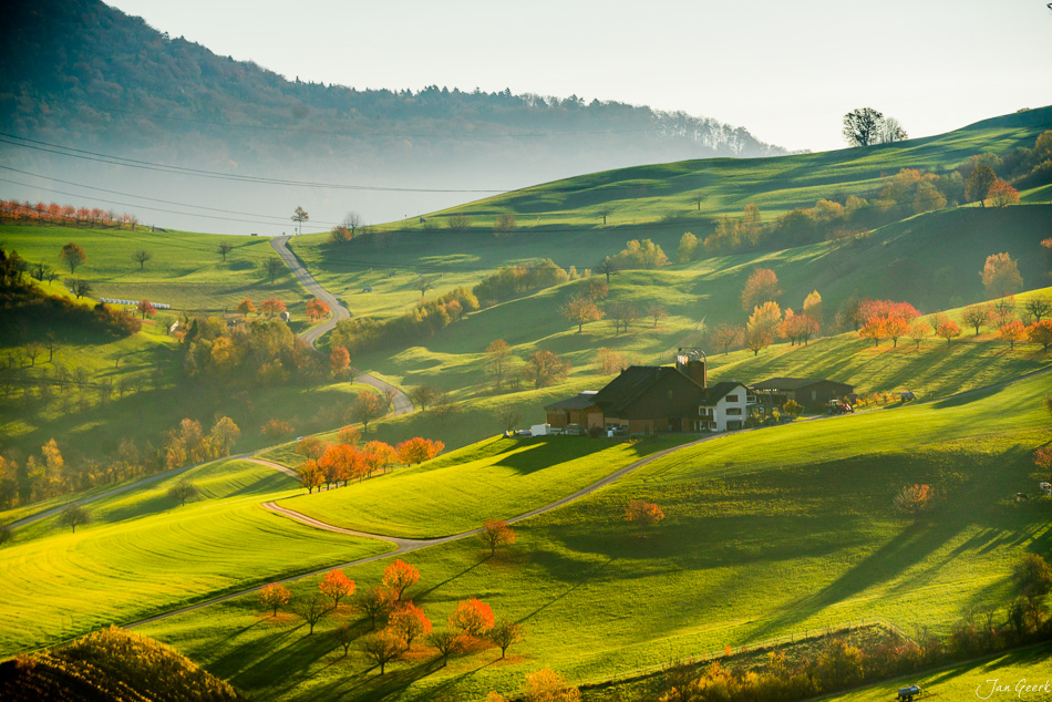 Herbstliche Hügellandschaft Wintersingen mit grünen Wiesen und bunten Bäumen Baselland Schweiz – Jan Geerk Fotograf Basel