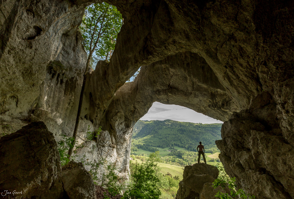 Höhlenöffnung mit Blick ins grüne Tal, Wolfsschlucht im Jura, Frühling, Schweiz – Jan Geerk Fotograf Basel