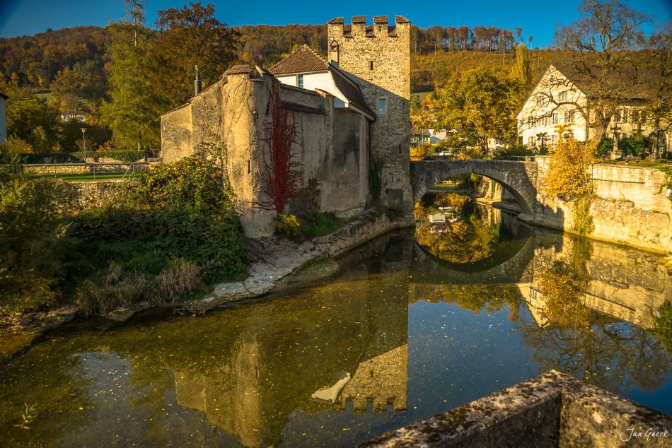 Mittelalterliche Burganlage mit Wassergraben und Steinbrücke in Zwingen, herbstliche Lichtstimmung, Solothurn Schweiz – Jan Geerk Fotograf Basel
