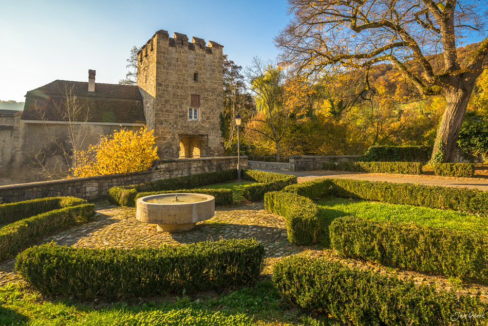 Burgturm Zwingen Herbstlandschaft Jurahügel goldenes Licht Schweiz Jan Geerk Fotograf Basel