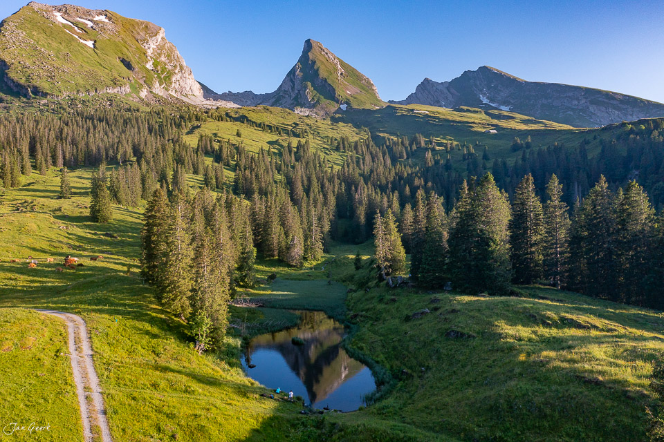 Alpwirtschaft und Bergsee auf der Sellamatt im Toggenburg während sommerlicher Sonnenstimmung in der Ostschweiz – Jan Geerk Fotograf Basel