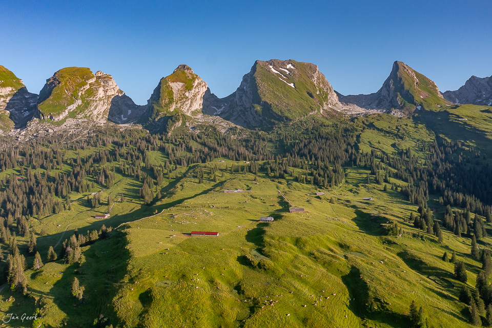 Luftaufnahme Alp Sellamatt mit Bergsee, grünen Alpweiden, Fichtenwäldern und markanten Gipfeln im Sommer, Appenzell Ausserrhoden Schweiz – Jan Geerk Fotograf Basel