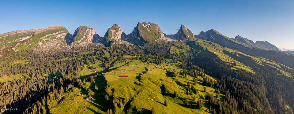 Luftaufnahme der Alp Sellamatt mit grünen Alpweiden, Bergsee und Churfirsten Gipfeln im Sommer, Schweiz – Jan Geerk Fotograf Basel