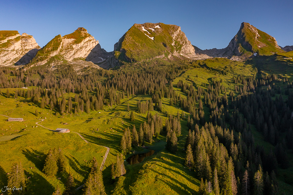 Luftaufnahme Sellamatt mit Churfirsten Alpengipfeln grüne Bergweiden Sommer Schweiz Jan Geerk Fotograf Basel