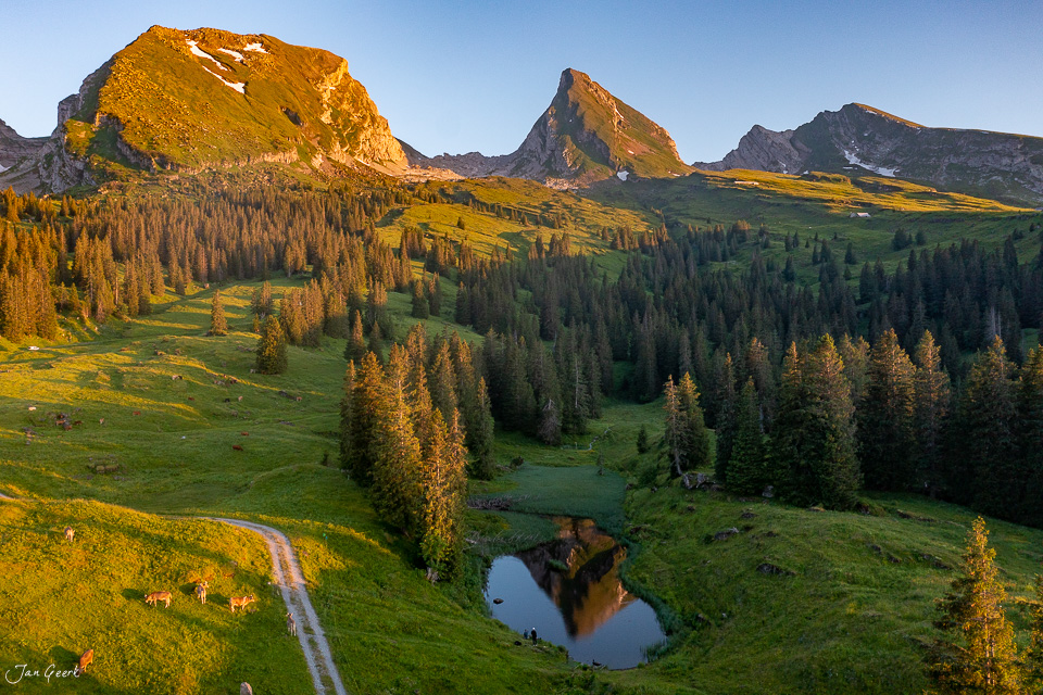 Bergsee in der Alp Sellamatt mit herbstlichen Lärchen und markanten Bergspitzen in goldenem Licht Schweiz Jan Geerk Fotograf Basel