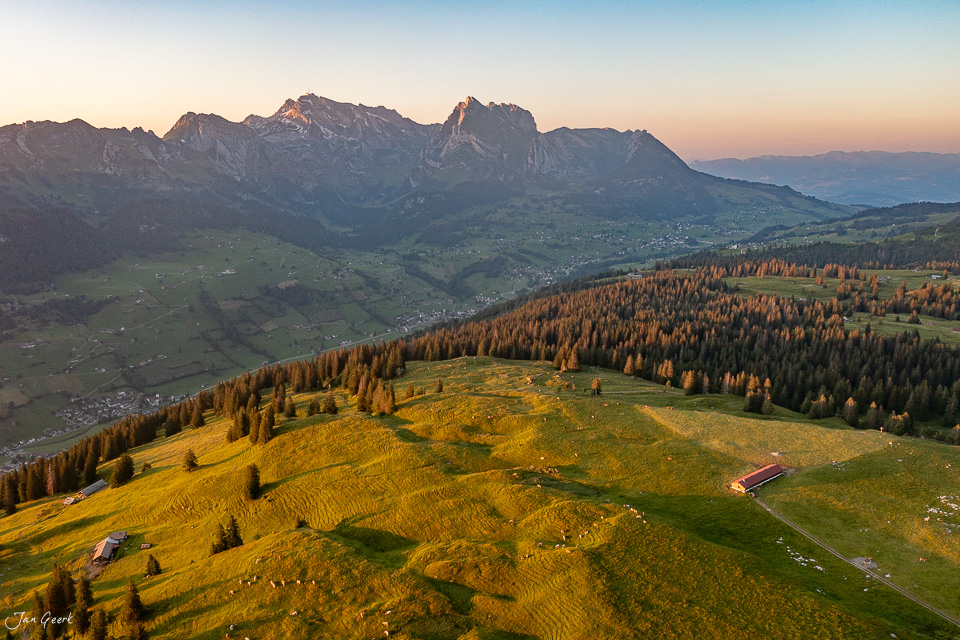Alp Sellamatt mit Bergpanorama im goldenen Herbstlicht, Toggenburg Schweiz – Jan Geerk Fotograf Basel