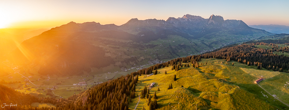 Alp Sellamatt Luftaufnahme bei Sonnenaufgang mit Churfirsten Bergen Toggenburg Schweiz Jan Geerk Fotograf Basel