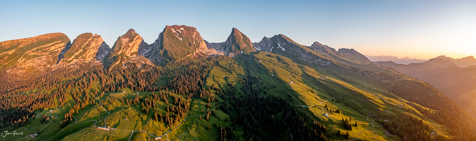 Luftaufnahme Churfirsten Bergkette Sommer Alpenkette Schweiz – Jan Geerk Fotograf Basel