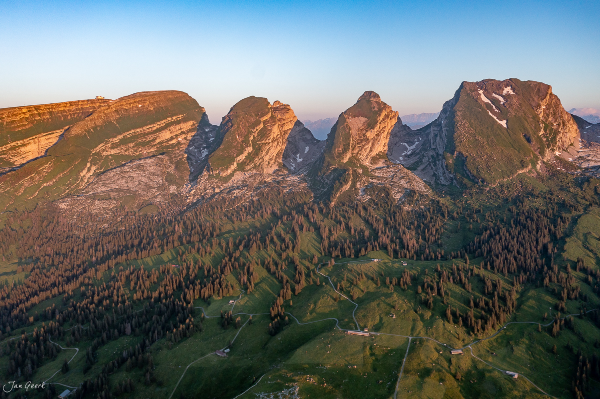 Luftaufnahme Alp Sellamatt mit Churfirsten Gipfeln, Bergwald und Alpwiesen im goldenen Sommerlicht – Schweiz Jan Geerk Fotograf Basel