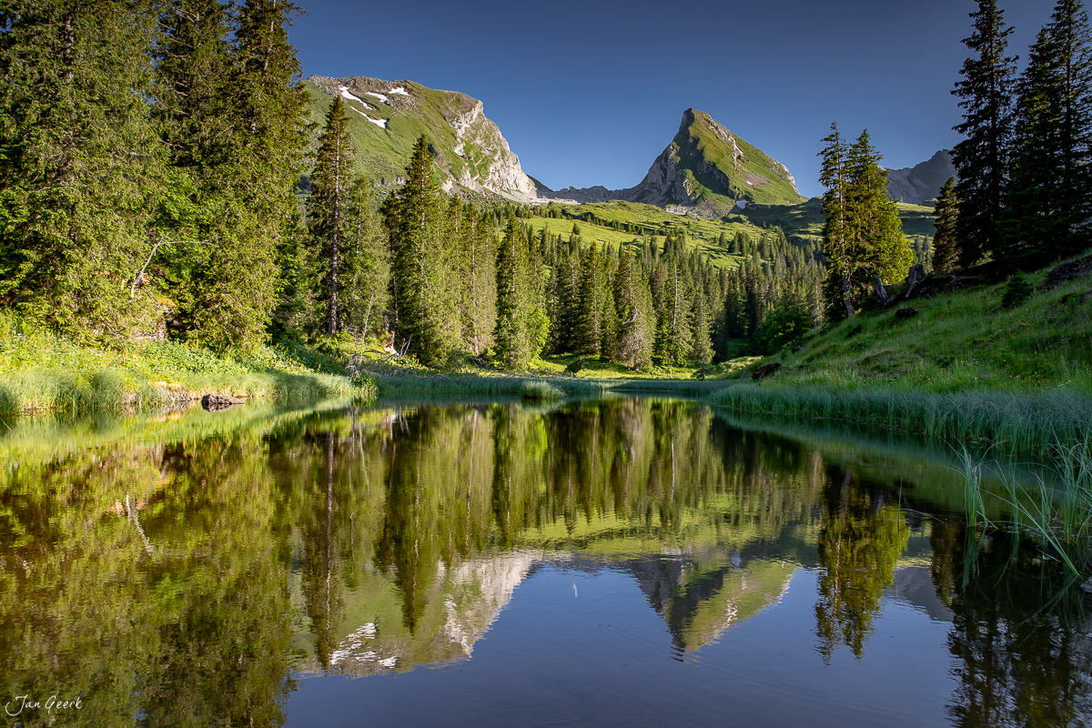 Bergsee Sellamatt mit Spiegelung der Churfirsten Alpen im Sommer Toggenburg Schweiz Jan Geerk Fotograf Basel