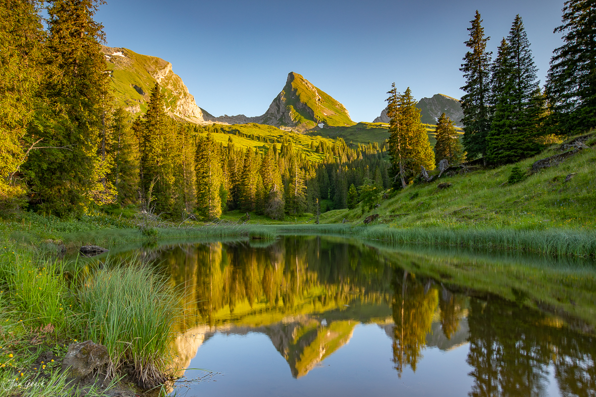 Bergsee mit Bergpanorama in der Alp Sellamatt, Sommerlicht, Toggenburg, Schweiz – Jan Geerk Fotograf Basel