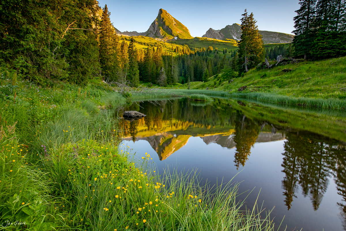 Bergsee Sellamatt mit Spiegelung der Alpenfelsen im Sommer, Ostschweiz Schweiz – Jan Geerk Fotograf Basel