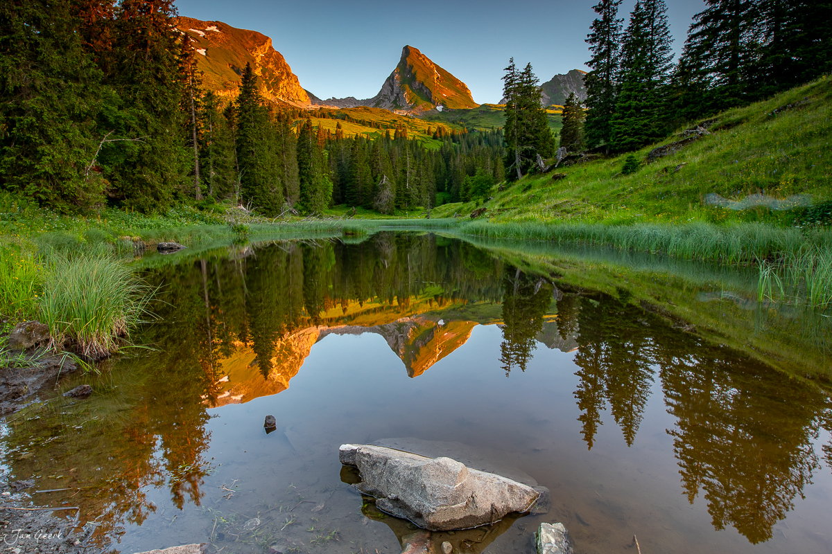 Bergsee mit Spiegelung der Churfirsten im Sommer, Sellamatt Alp Appenzell Schweiz – Jan Geerk Fotograf Basel