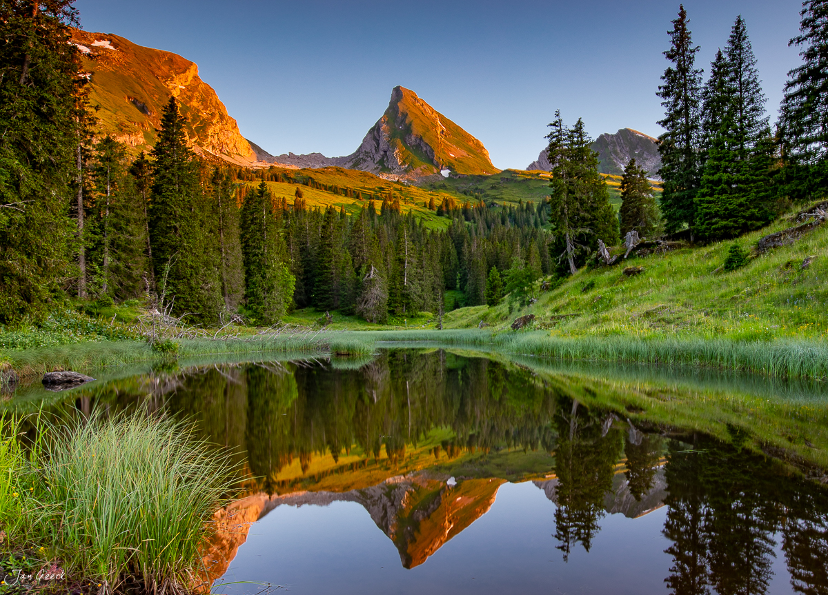 Bergsee Sellamatt mit goldenem Alpengipfel im Sommerlicht, Spiegelung in stiller Wasserfläche, Schweiz – Jan Geerk Fotograf Basel