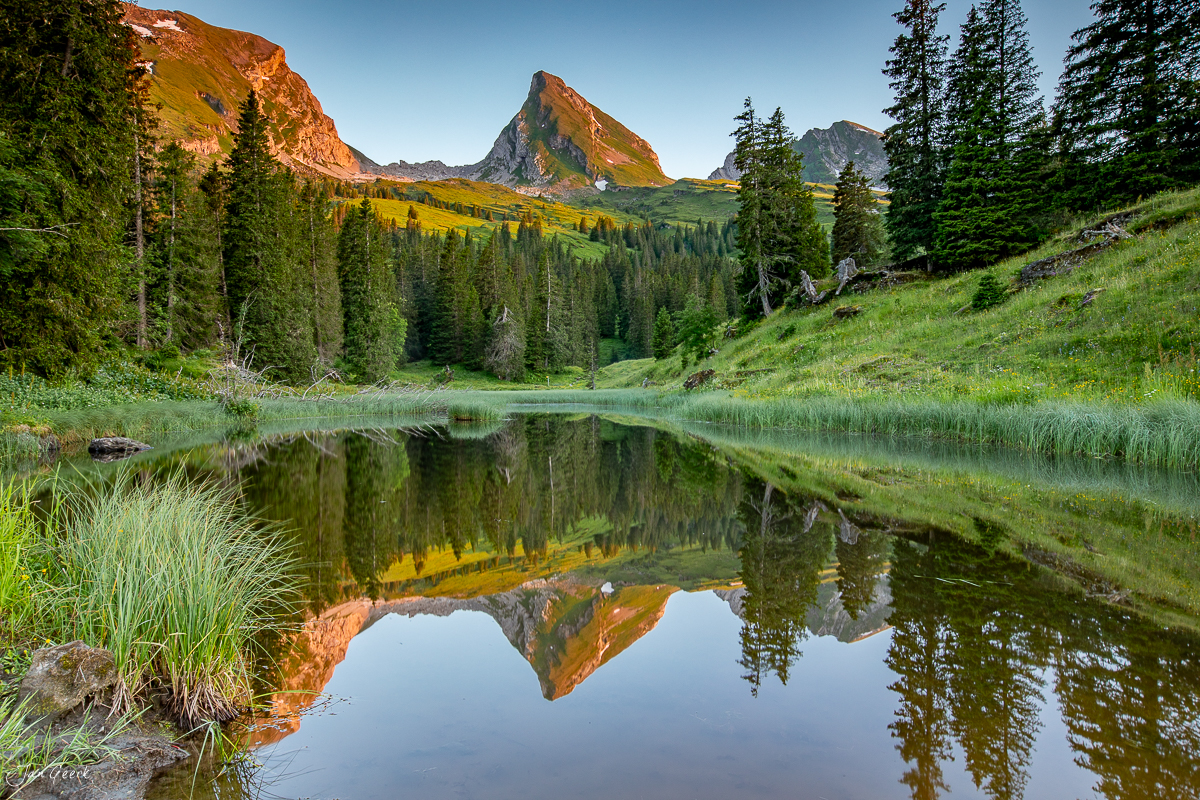 Bergsee mit Spiegelung und markanten Felsgipfeln in der Alp Sellamatt, Sommerlicht in der Schweiz – Jan Geerk Fotograf Basel