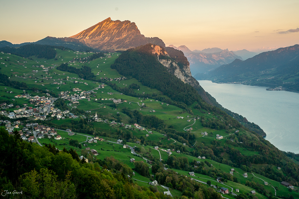 Alpendorf Amden mit Walensee und Säntis bei Sonnenuntergang Ostschweiz Schweiz – Jan Geerk Fotograf Basel