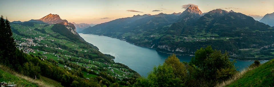 Panoramablick auf den Walensee bei Amden mit Alpengipfeln in Sommerlicht – Jan Geerk Fotograf Basel