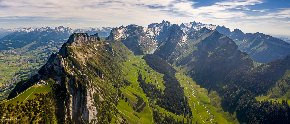 Alpstein Bergmassiv mit grünen Alpweiden, steilen Felswänden und Schneebergen, Sommerlicht, Appenzell Alpen, Schweiz – Jan Geerk Fotograf Basel
