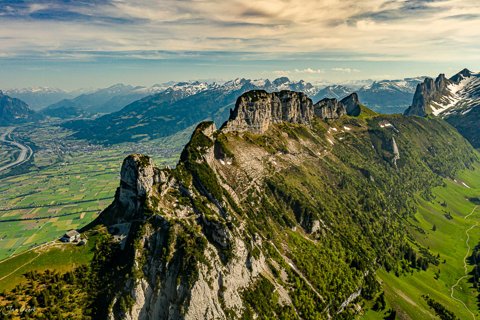 Alpstein Staubern dramatische Felsgipfel grüne Voralplandschaft Schweiz Jan Geerk Fotograf Basel