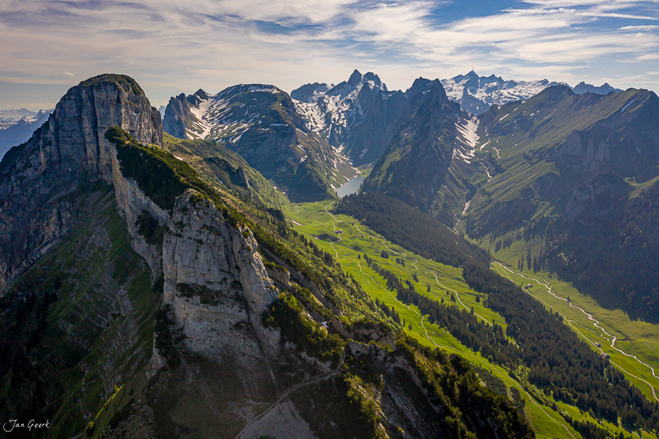 Alpstein Bergmassiv mit grünem Appenzeller Alpental Sommer Ostschweiz – Jan Geerk Fotograf Basel