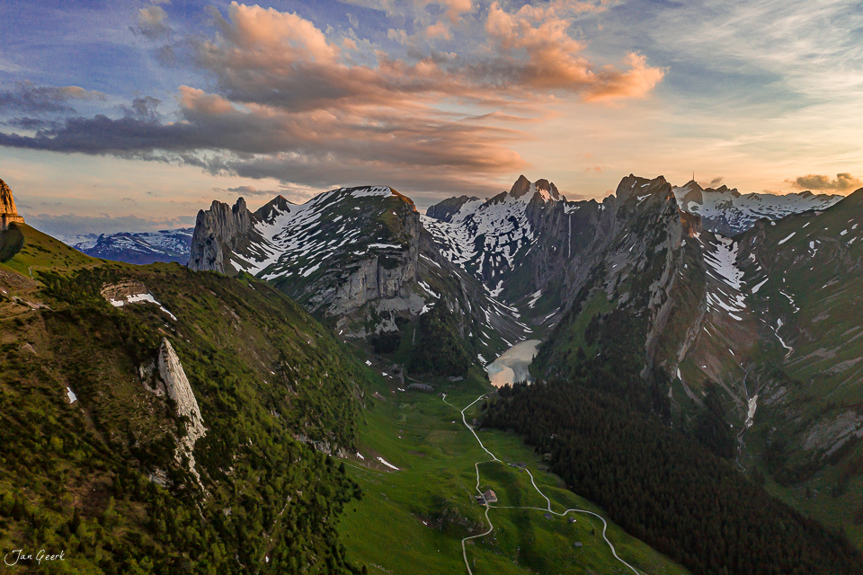 Alpstein Berglandschaft mit grünem Tal Appenzell Alpen goldene Stunde Schweiz Jan Geerk Fotograf Basel