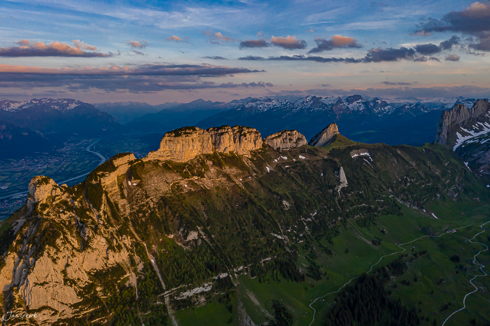 Alpstein Bergmassiv mit Säntis golden beleuchtet, grüne Voralpen und Flusstal im Appenzellland Schweiz – Jan Geerk Fotograf Basel