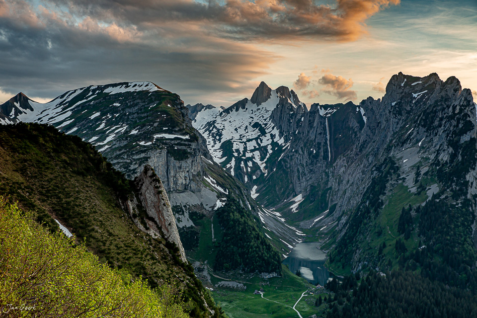 Alpstein Berglandschaft mit Säntis, Appenzell Alpen im Frühsommer, grüne Wiesen und schneebedeckte Gipfel Schweiz – Jan Geerk Fotograf Basel