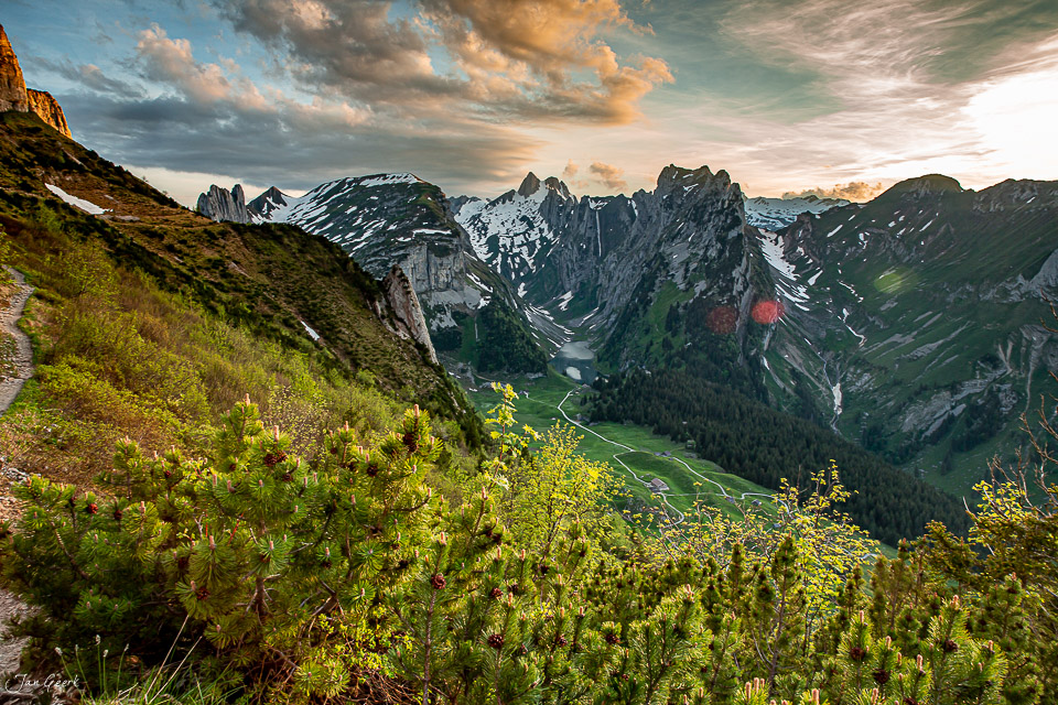 Alpsteinmassiv mit grünen Alpweiden und Bergpanorama Sommerlicht Appenzell Schweiz Jan Geerk Fotograf Basel