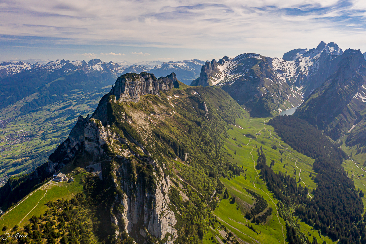 Luftaufnahme Appenzell Saxer Lücke Kreuzberge grüne Alpwiesen Sommerliches Bergpanorama Schweiz Jan Geerk Fotograf Basel