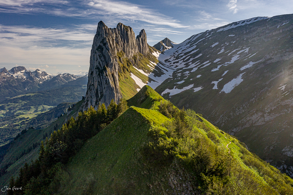Alpstein Kreuzberge Felsformation Alpstein grüne Matten Frühsommer Ostschweiz Schweiz Jan Geerk Fotograf Basel