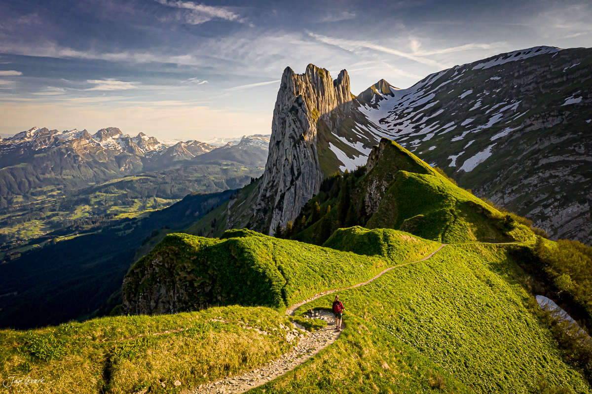 Wanderer auf Alpenpfad bei Kreuzberge mit Appenzeller Alpen Panorama, grüne Wiesen Frühsommer Ostschweiz – Jan Geerk Fotograf Basel