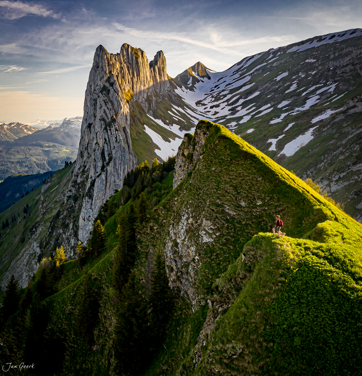 Wanderer an der Kreuzberge Schafälpbahn mit Alpstein-Massiv, grüne Alpenlandschaft im Appenzell, Frühsommer in der Ostschweiz – Jan Geerk Fotograf Basel