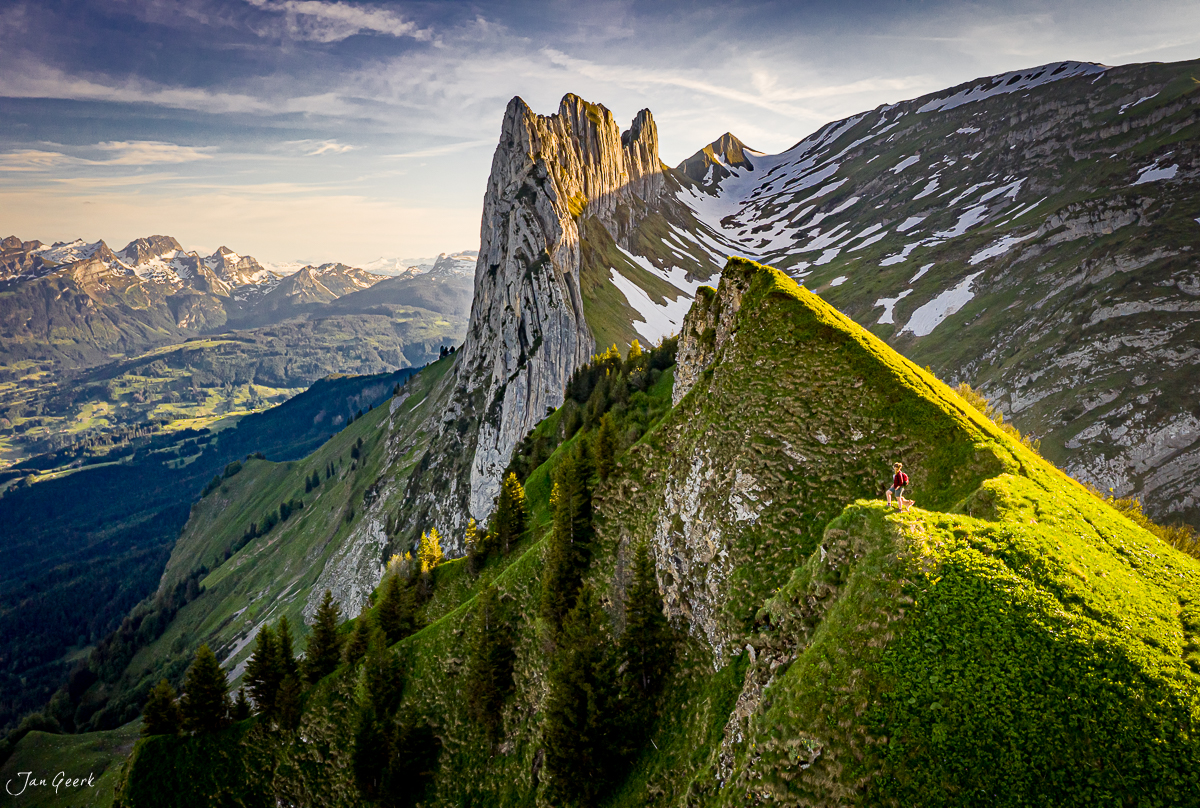 Appenzell Saxer Lücke Kreuzberge Felswand grüne Alpwiese Luftaufnahme Schweiz Jan Geerk Fotograf Basel