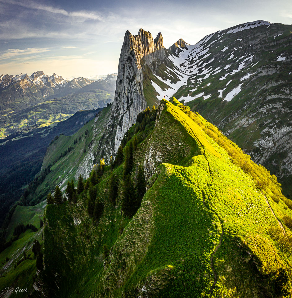Kreuzberge Appenzell Alpstein Felsformation grüne Wiesen Frühjahr Ostschweiz – Jan Geerk Fotograf Basel