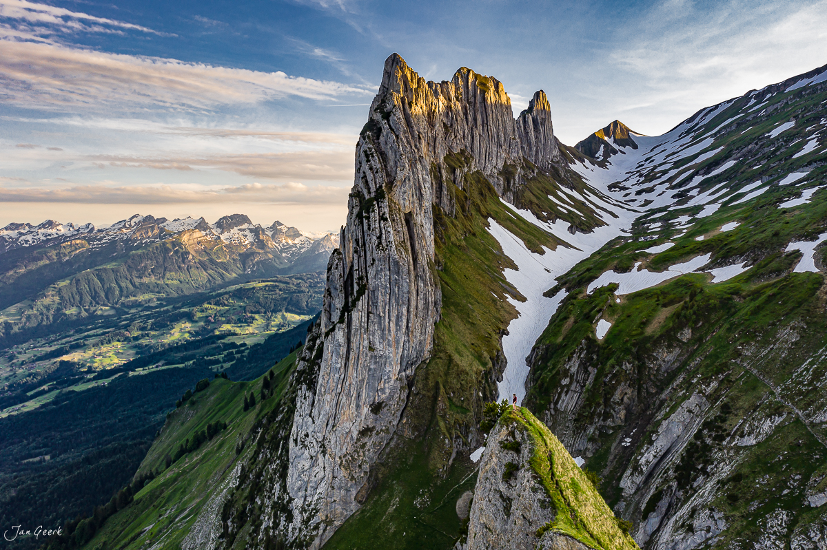 Kreuzberge Kalksteinformation Appenzell Alpen Alpstein Frühjahr grüne Wiesen Schweiz Jan Geerk Fotograf Basel