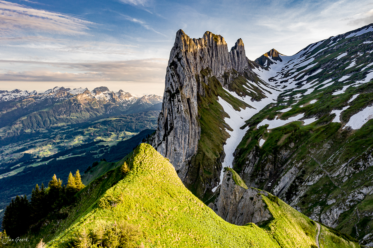 Appenzeller Kreuzberge mit Kreuzbergealppass grüne Alpweiden Sommerlicht Ostschweiz Schweiz Jan Geerk Fotograf Basel