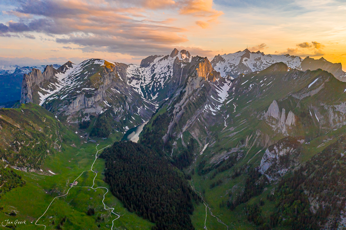 Alpental mit schneebedeckten Gipfeln und grünen Wiesen bei Sonnenuntergang in der Ostschweiz – Jan Geerk Fotograf Basel