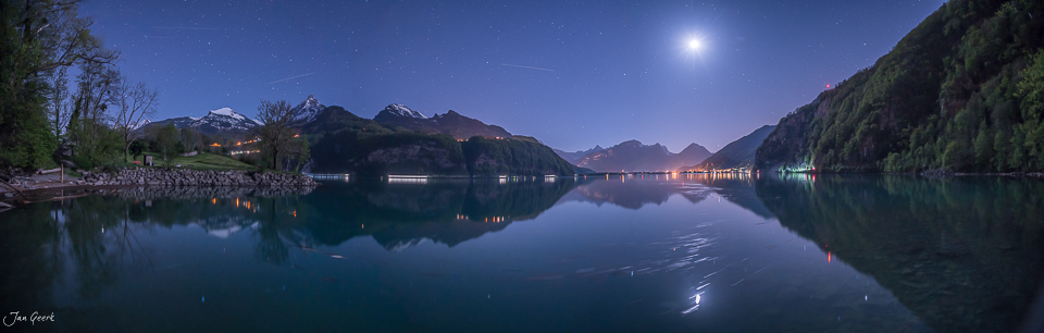 Mondlicht über dem Walensee mit schneebedeckten Bergen, Spiegelungen im Wasser, Frühling in der Ostschweiz – Jan Geerk Fotograf Basel
