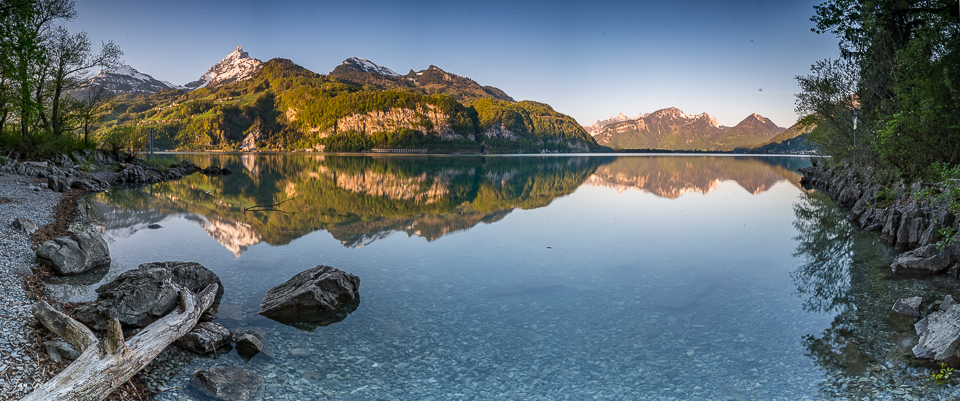 Spiegelglatte Seenlandschaft am Walensee mit schneebedeckten Bergen im Frühling, Ostschweiz – Jan Geerk Fotograf Basel