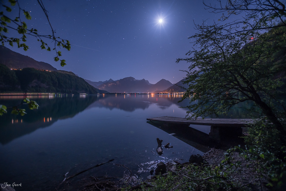 Mondnacht am Walensee mit Bootshaus, Berge und Spiegelung im Frühling Ostschweiz Schweiz – Jan Geerk Fotograf Basel