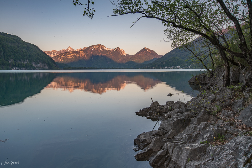 Spiegelglatter Walensee bei Betlis mit schneebedeckten Bergen im Frühlingslicht, Ostschweiz – Jan Geerk Fotograf Basel