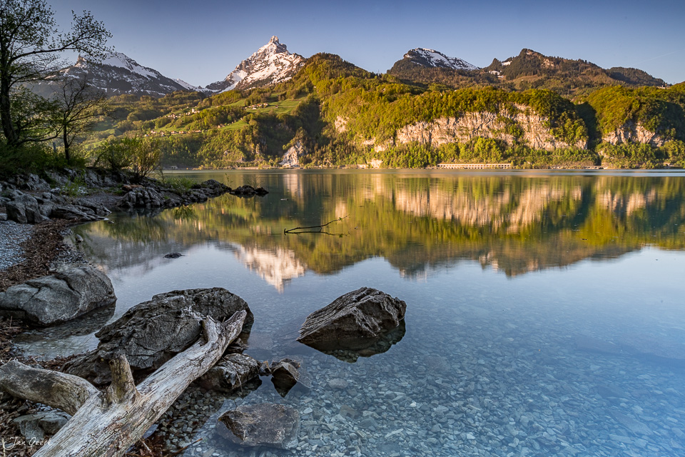 Spiegelglatte Seefläche am Walensee mit Bergpanorama im Frühling, Ostschweiz – Jan Geerk Fotograf Basel