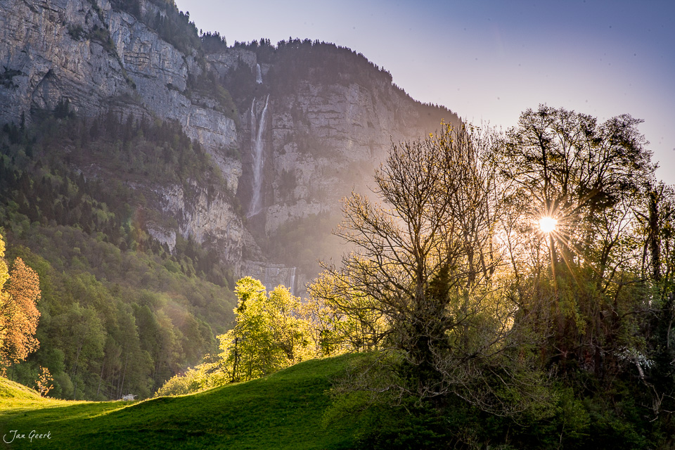 Alpental mit Wasserfall und Obstbäumen bei Betlis am Walensee im Frühling, Ostschweiz – Jan Geerk Fotograf Basel