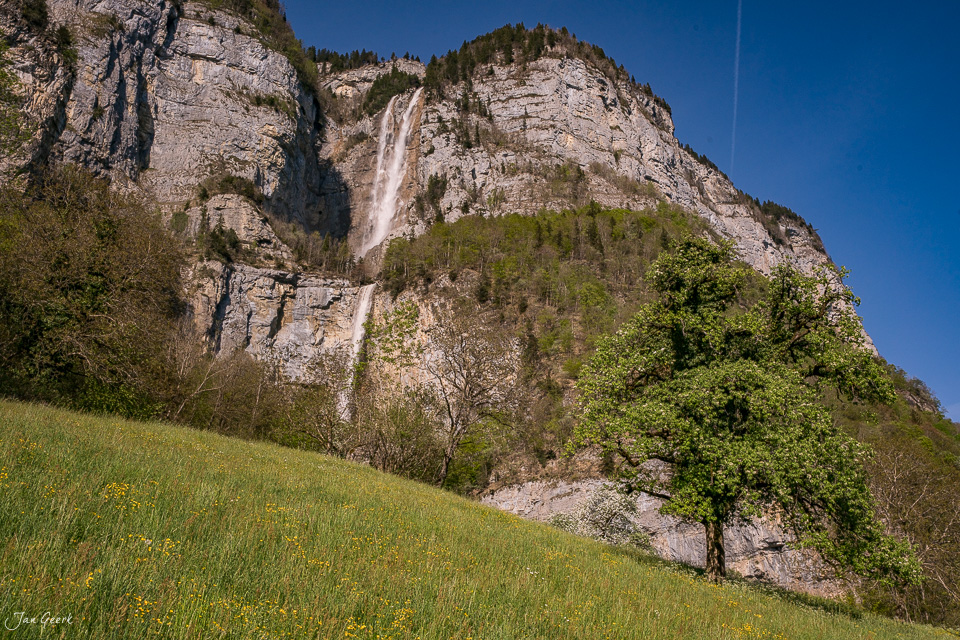 Serenbach-Wasserfall und Berglandschaft am Walensee im Frühling, Ostschweiz – Jan Geerk Fotograf Basel