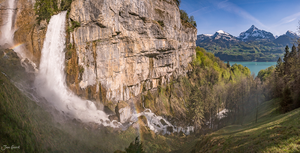 Serenbach-Wasserfall stürzt über Klippe am Walensee, Frühling, Ostschweiz Schweiz – Jan Geerk Fotograf Basel