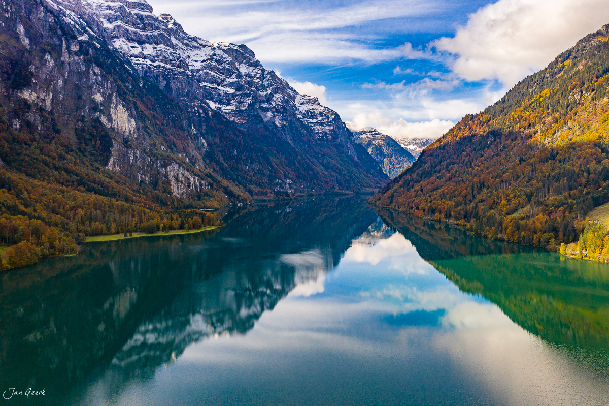 Klöntalersee mit schneebedeckten Bergen, herbstlicher Lärchenwälder und Spiegelung, Glarner Alpen Schweiz – Jan Geerk Fotograf Basel