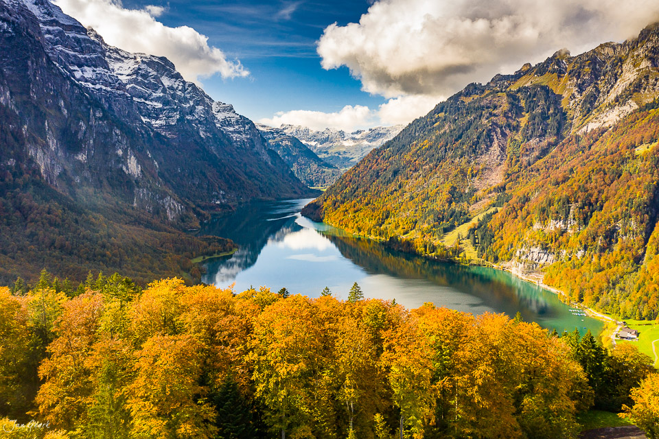 Klöntalersee Bergsee mit Herbstwald und schneebedeckten Alpen in Glarus Schweiz – Jan Geerk Fotograf Basel