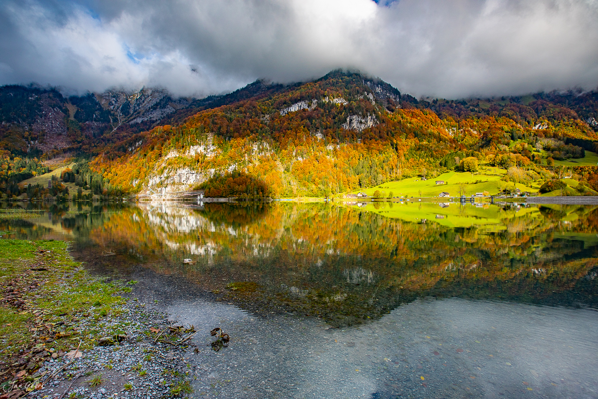 Klöntalersee im Herbst mit Bergen und Spiegelung, Glarus Schweiz – Jan Geerk Fotograf Basel